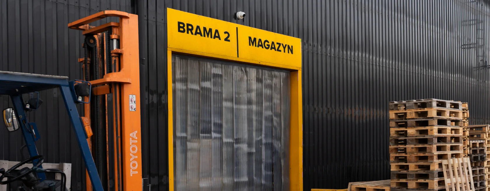 Magazyn Norwit — brama wydawania towaru